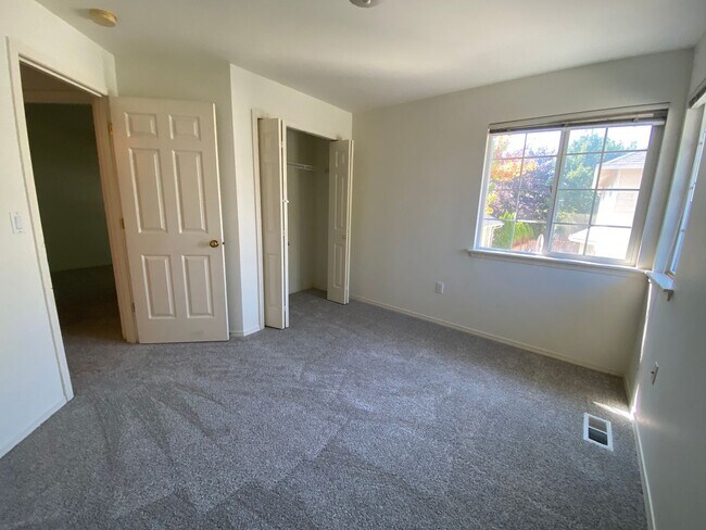 Building Photo - Spacious 4 bedroom 2.5 traditional house