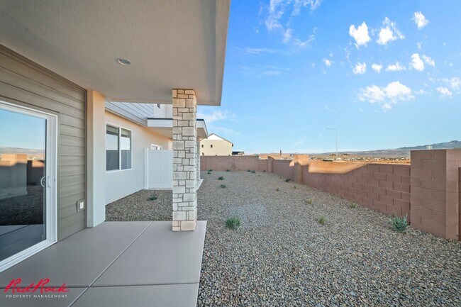 Building Photo - 1037 E Malibu Ln