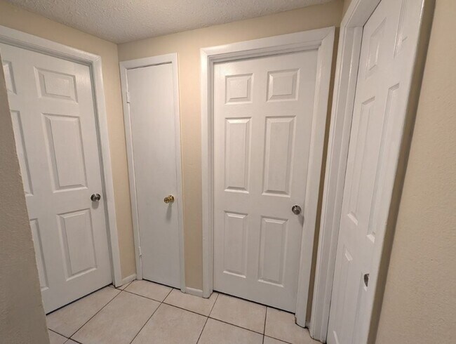 Building Photo - 6617 Lenoir Dr