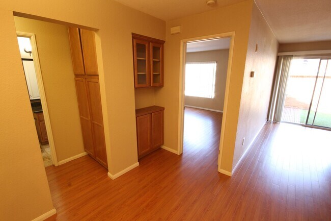 Building Photo - Delightful 2 Bedroom 2 Bath Condo in UTC