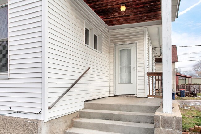 Building Photo - 140/142 E 15th Street