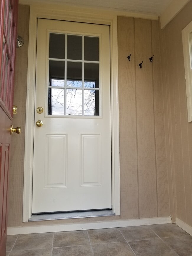 Building Photo - 2 Bedroom Ranch