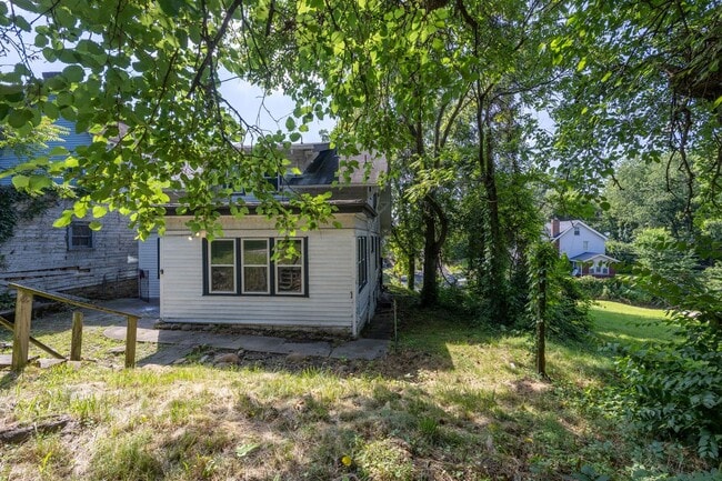 Building Photo - Renovated Large 4 Bedroom House in McKeesp...
