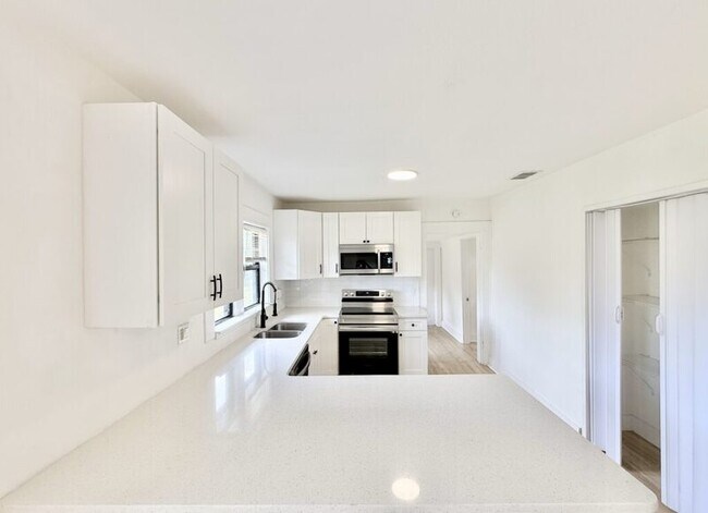 Building Photo - 1426 40th St S