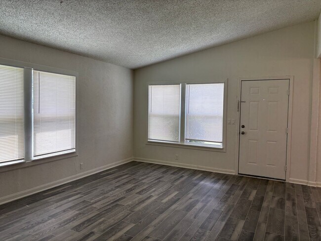 Building Photo - 3 Bedroom 2 Bath