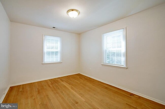 Building Photo - 4851 Crescent St