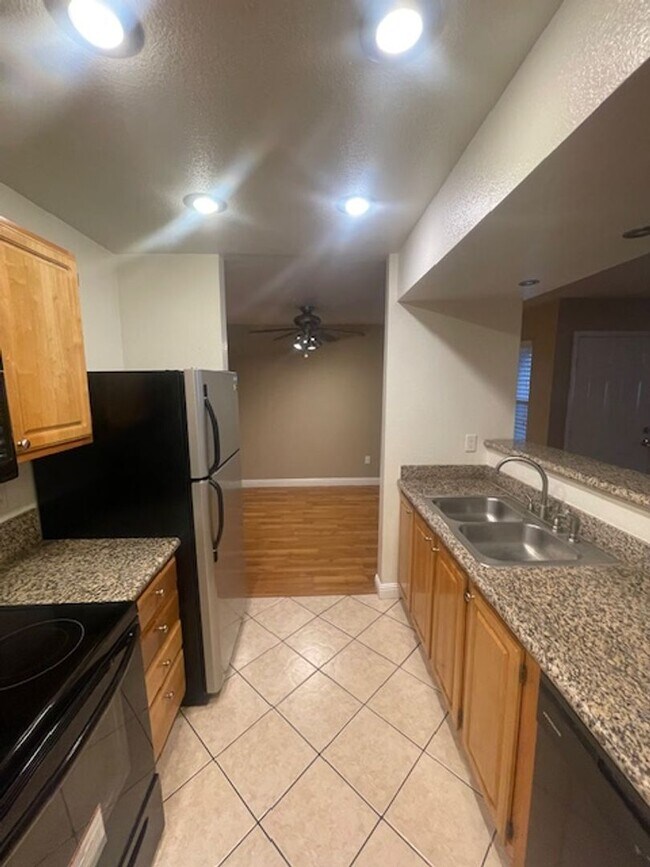 Building Photo - GREAT DOWNSTAIRS UNITIN GATED COMMUNITY LO...