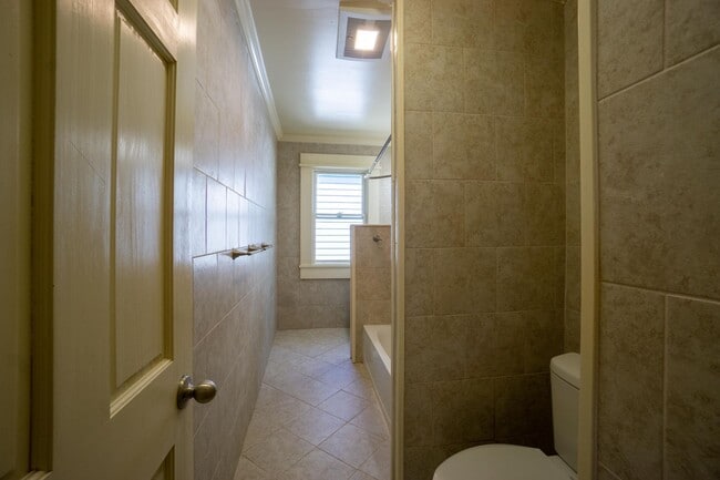 Building Photo - AVAIL 6/1/26 - Charming 5 bedroom Home wit...