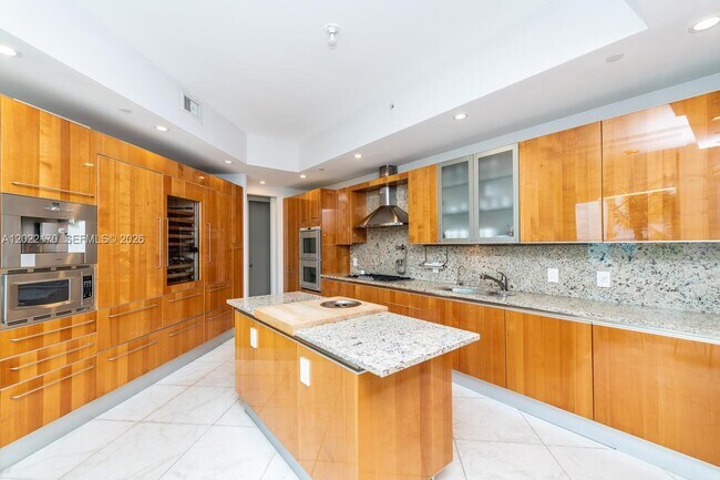 Building Photo - 16051 Collins Ave
