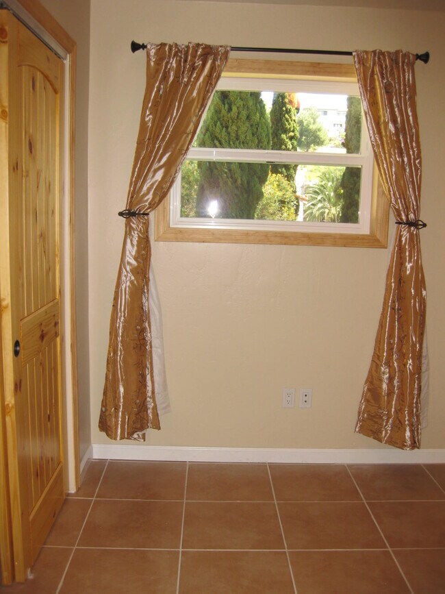 Building Photo - 2805 Fallbrook Ln
