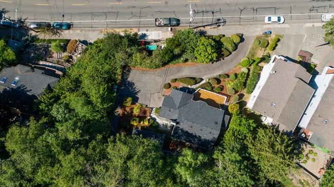 Building Photo - Charming Beach Drive Craftsman w/ AC and V...