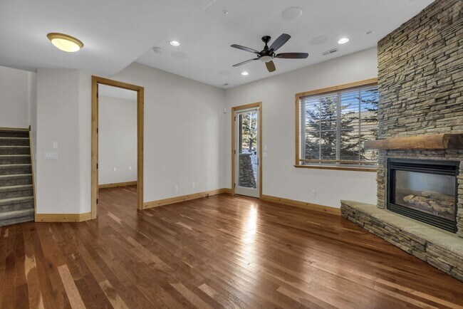 Building Photo - Canyon Links Townhomne