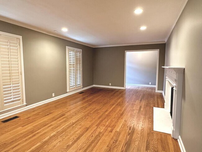 Building Photo - 2530 Mirror Lake Dr