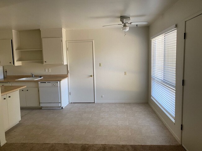 Building Photo - 3 Bedroom 2 Bath Home Close to Downtown and Shopping