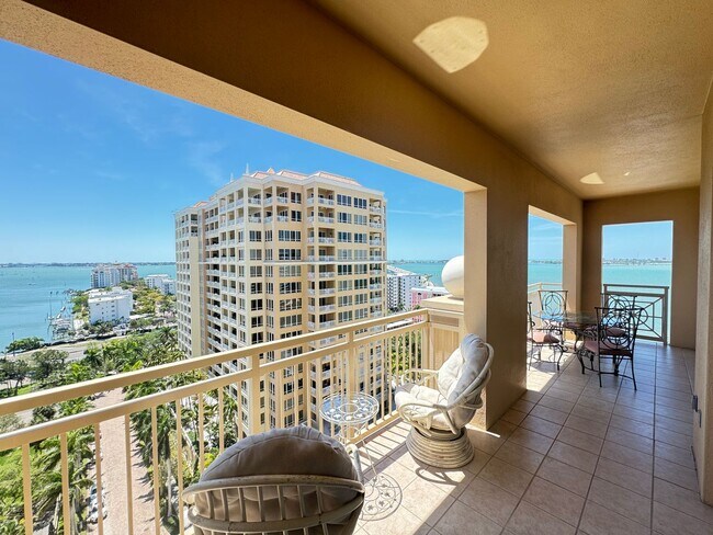 Building Photo - Seasonal/short term 3/2 renovated Ritz Carlton beauty with long water views
