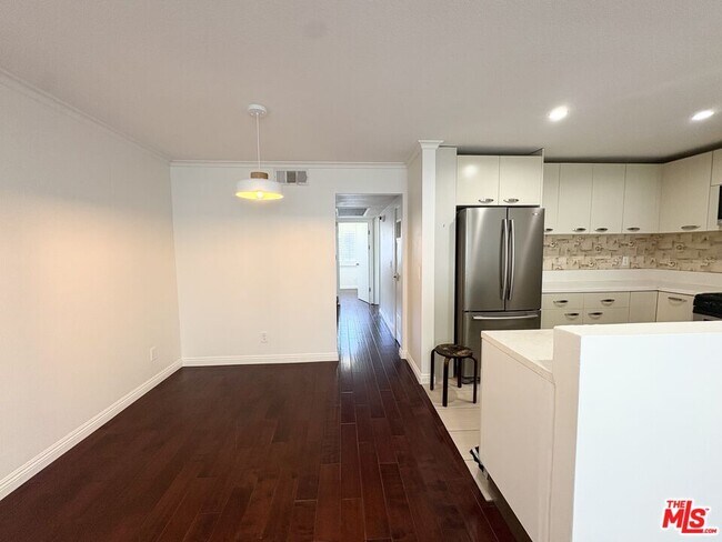 Building Photo - 957 S Gramercy Dr