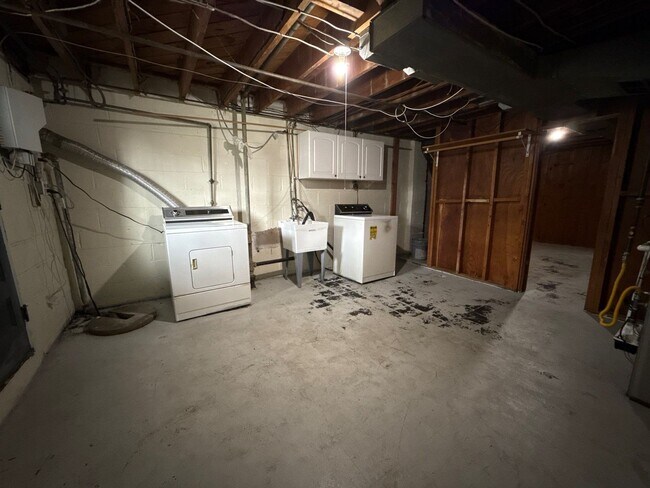 Building Photo - Three Bedroom 1 Bath house in Baltimore