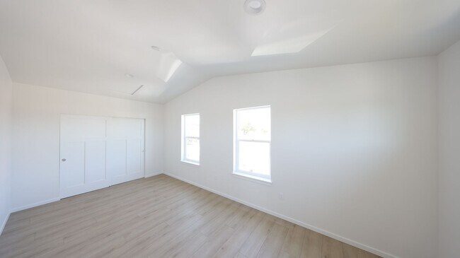 Building Photo - 2 Bed 2 Bath - Downtown Anacortes - NAS Whidbey - Island Hospital