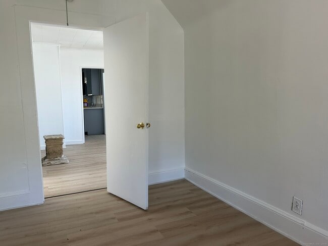 Building Photo - 18 Eastwood Ave