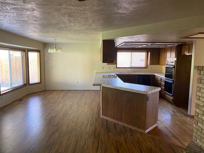 Building Photo - LARGE SINGLE FAMILY HOME, ONE LEVEL W/ FEN...