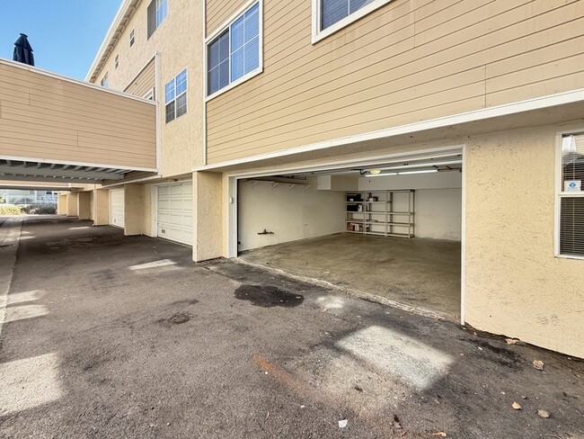 Building Photo - 9980 Scripps Vista Way