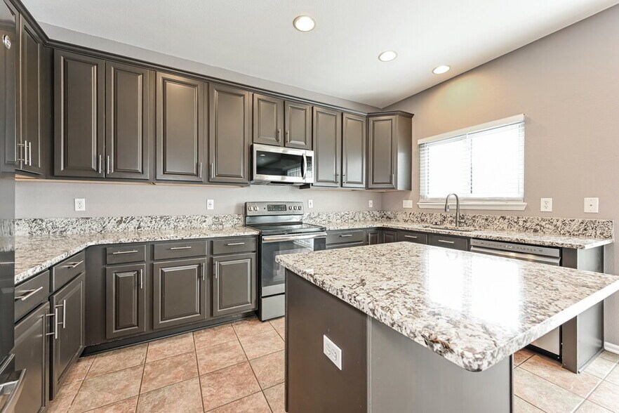 Building Photo - 858 Sundown Dr