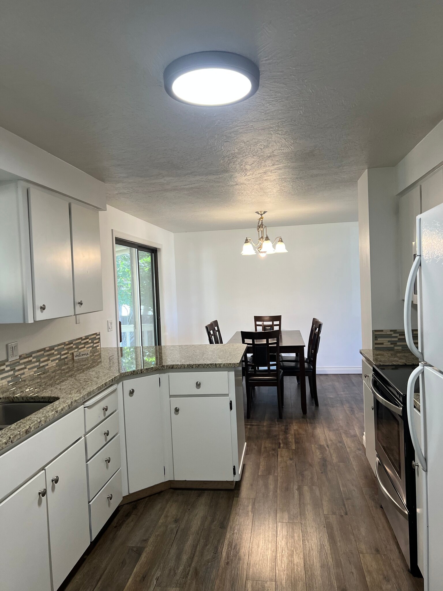 Building Photo - 412 N Lilac Ln