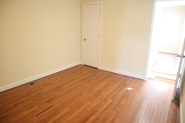 Building Photo - (Townhouse for Rent ) Simply Beautiful