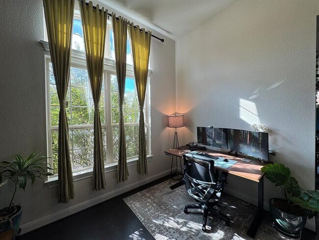 Building Photo - 735 Expedition Way