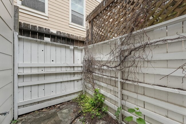 Building Photo - Modern and Sleek Three Bedroom Townhome!