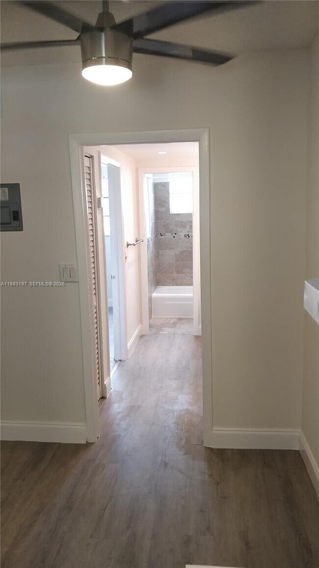 Building Photo - 1975 NE 135th St