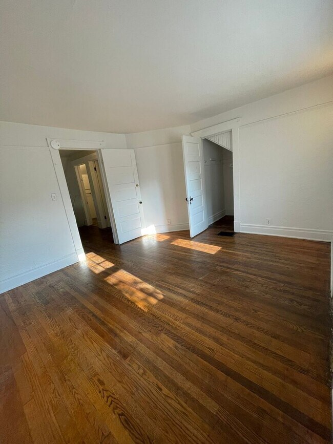 Building Photo - Spacious Home Near U-M | Enclosed Porch, In-Unit Laundry, & On-site Parking!