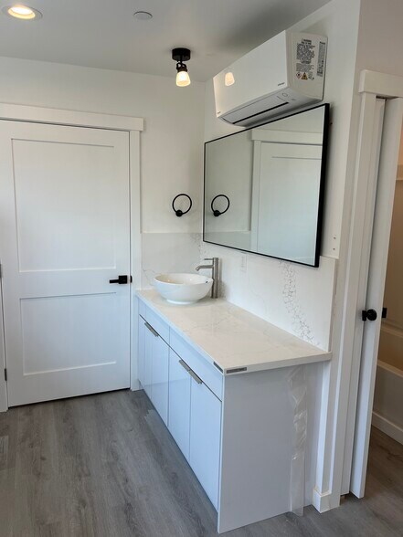 Sink - 1027 Sturgus Ave S