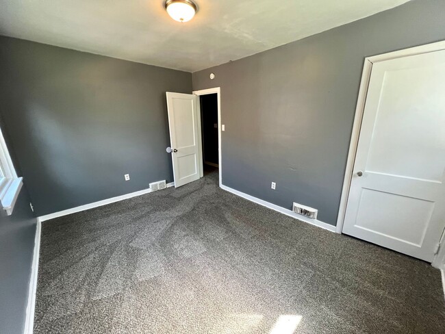 Building Photo - Updated Home! - 3 Bedroom 1 Bathroom - Pit...