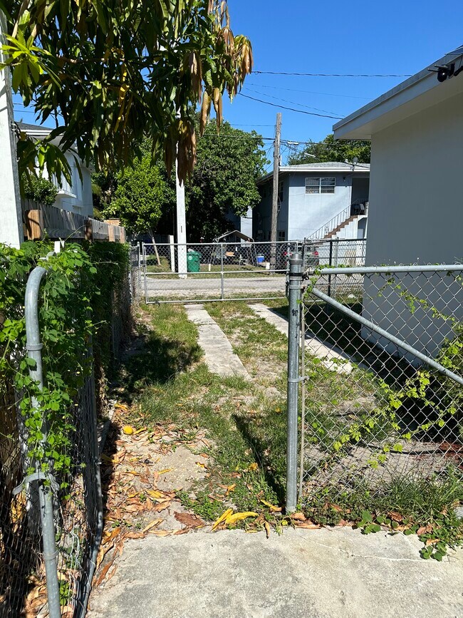 Building Photo - 100 NE 64th Ter