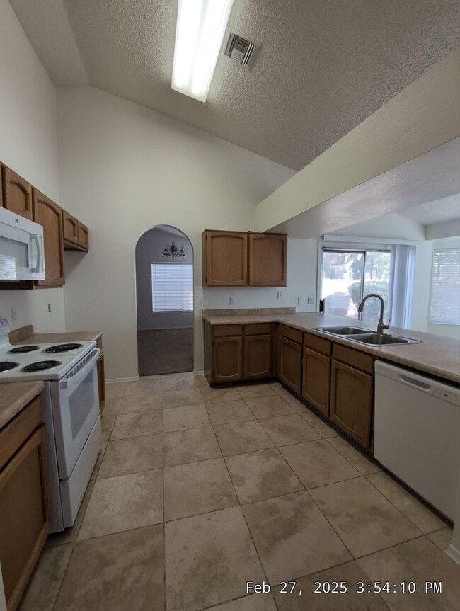 Building Photo - Welcome to your new cozy, immaculate and spacious home!
