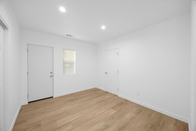 Building Photo - 308 N Catalina Ave