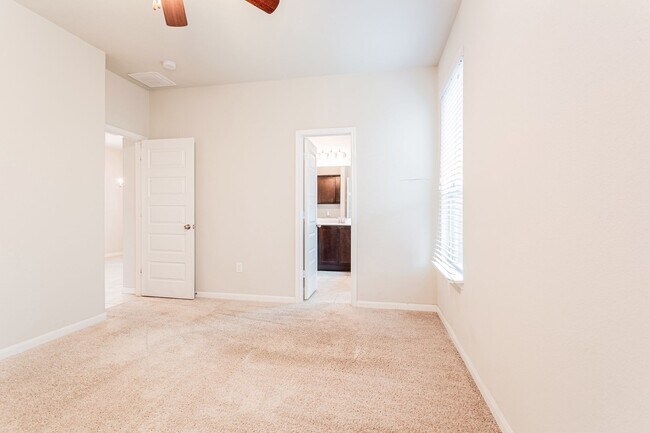 Building Photo - 605 Allenscreek Way-