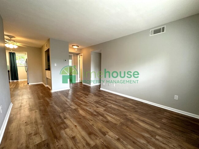 Building Photo - 1009 Barclay Square