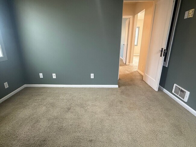 Building Photo - Now renting 3 bedroom House