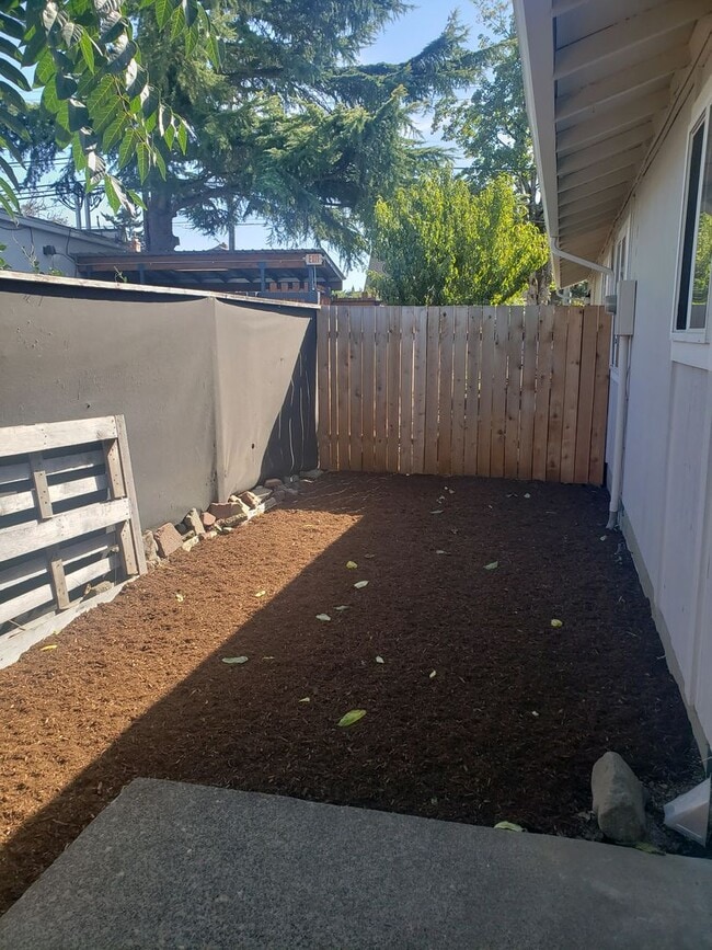 Building Photo - Updated Four-Plex in SE Portland with Fenc...