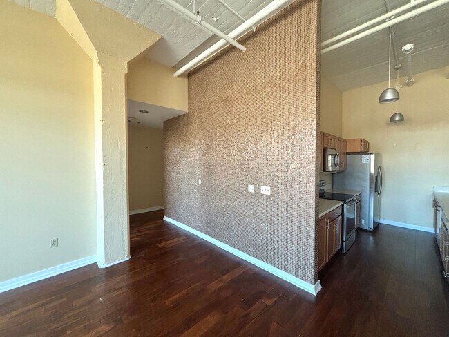 Building Photo - Downtown Luxury Condo in a Newly Renovated...