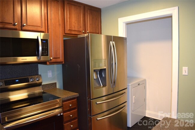 Building Photo - 6321 Park Creek Dr