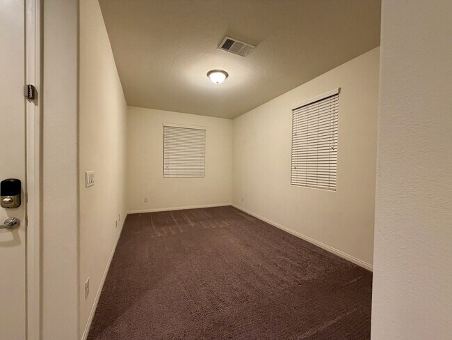 Building Photo - Beautiful 2260sqft 3bed 2.5bath with tile downstairs, carpet in Den & Living Room