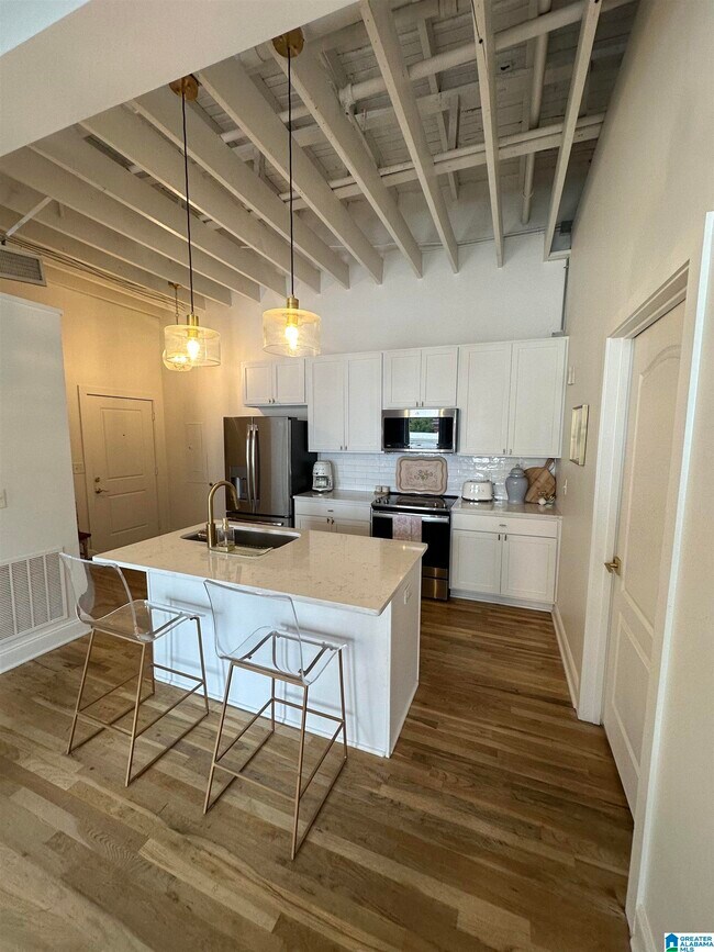 Building Photo - 300 20th St N