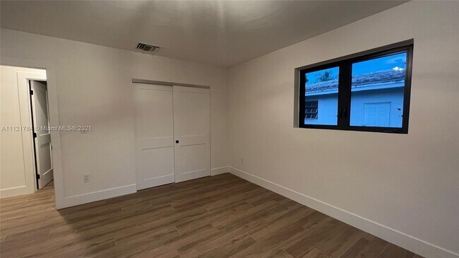 Building Photo - 1460 Campamento Ave