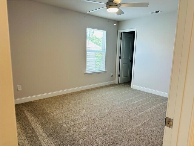 Building Photo - 4800 Sierra Creek Dr NE
