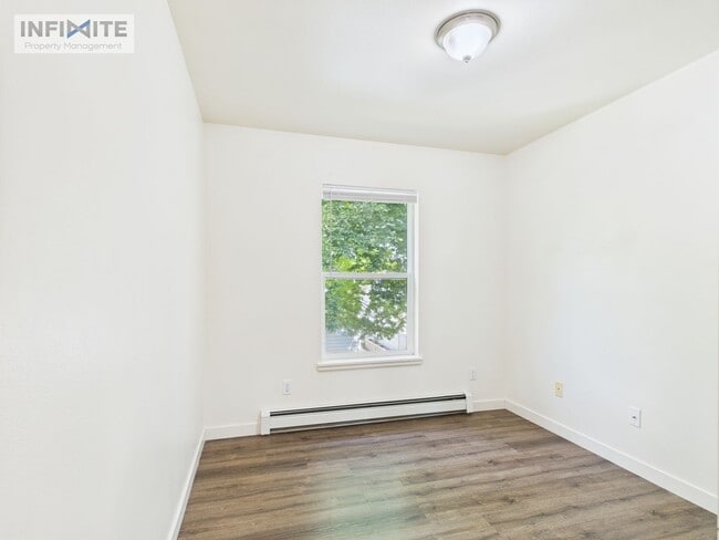 Building Photo - Great Three Bedroom Condo in Belgrade!
