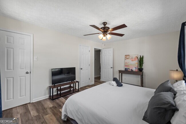 Building Photo - 1954 Woodbine Terrace NE