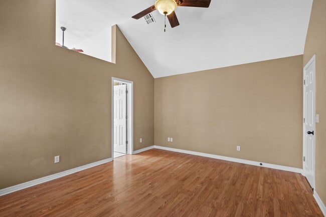 Building Photo - Bright & Beautiful 4 Bedroom Home with Fenced Yard and Modern Upgrades!